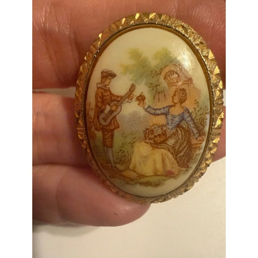 Vintage Limoges Fragonard Courting Couple Gold Tone Porcelain Oval Brooch Pin